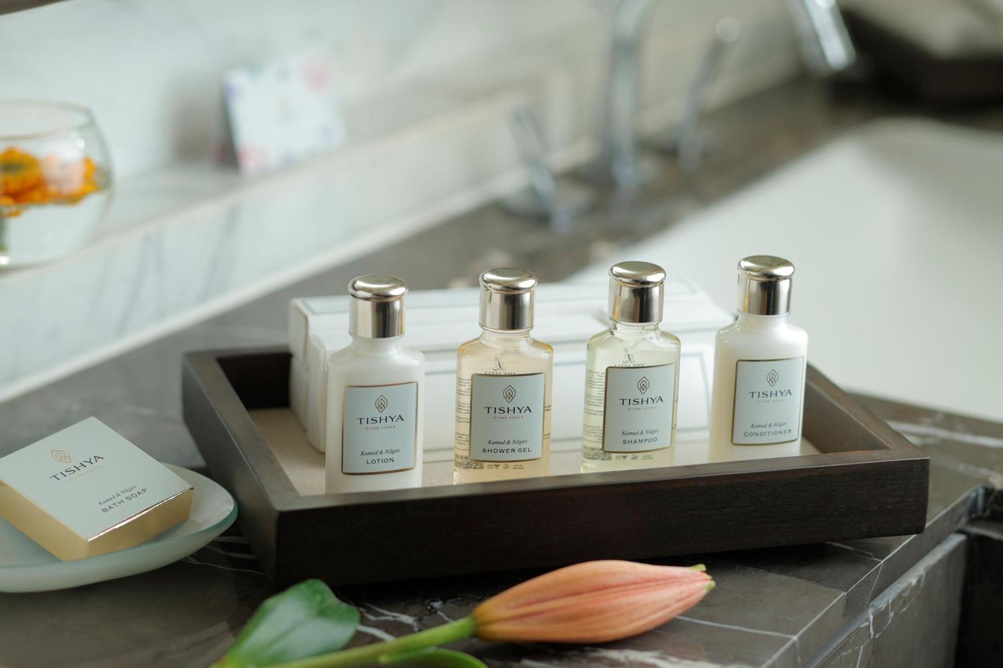 The Leela Ambience Convention Hotel Delhi Nova Deli Exterior foto A selection of toiletries by ESPA