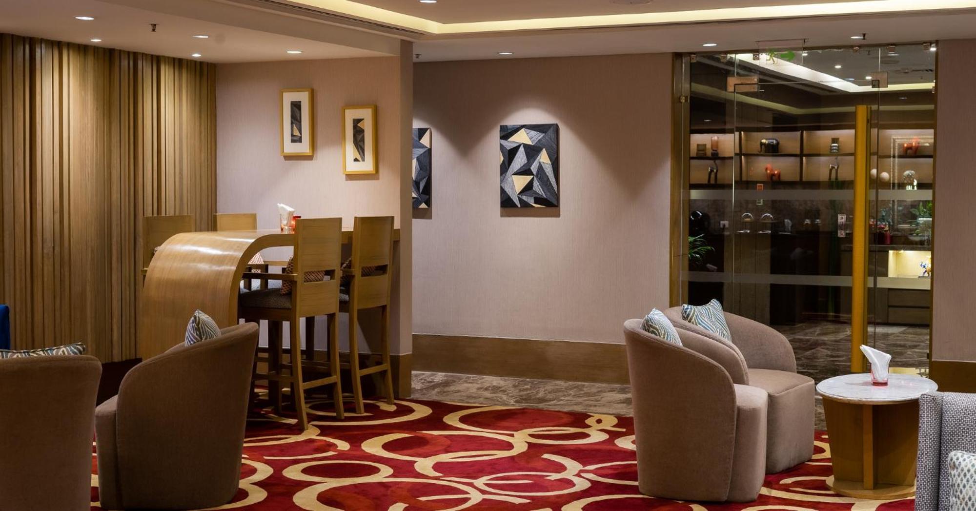 The Leela Ambience Convention Hotel Delhi Nova Deli Exterior foto The interior of the lounge