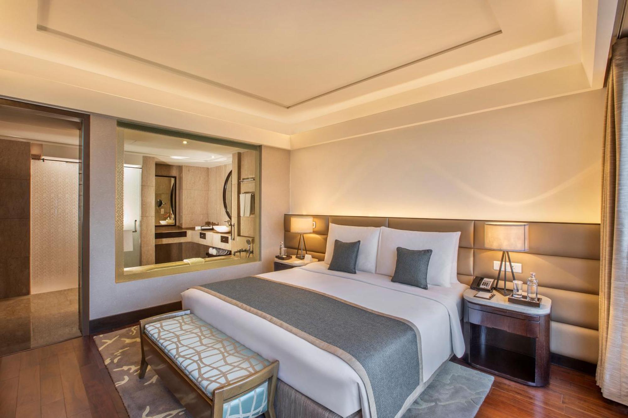 The Leela Ambience Convention Hotel Delhi Nova Deli Exterior foto A bedroom at the Taj Mahal Palace