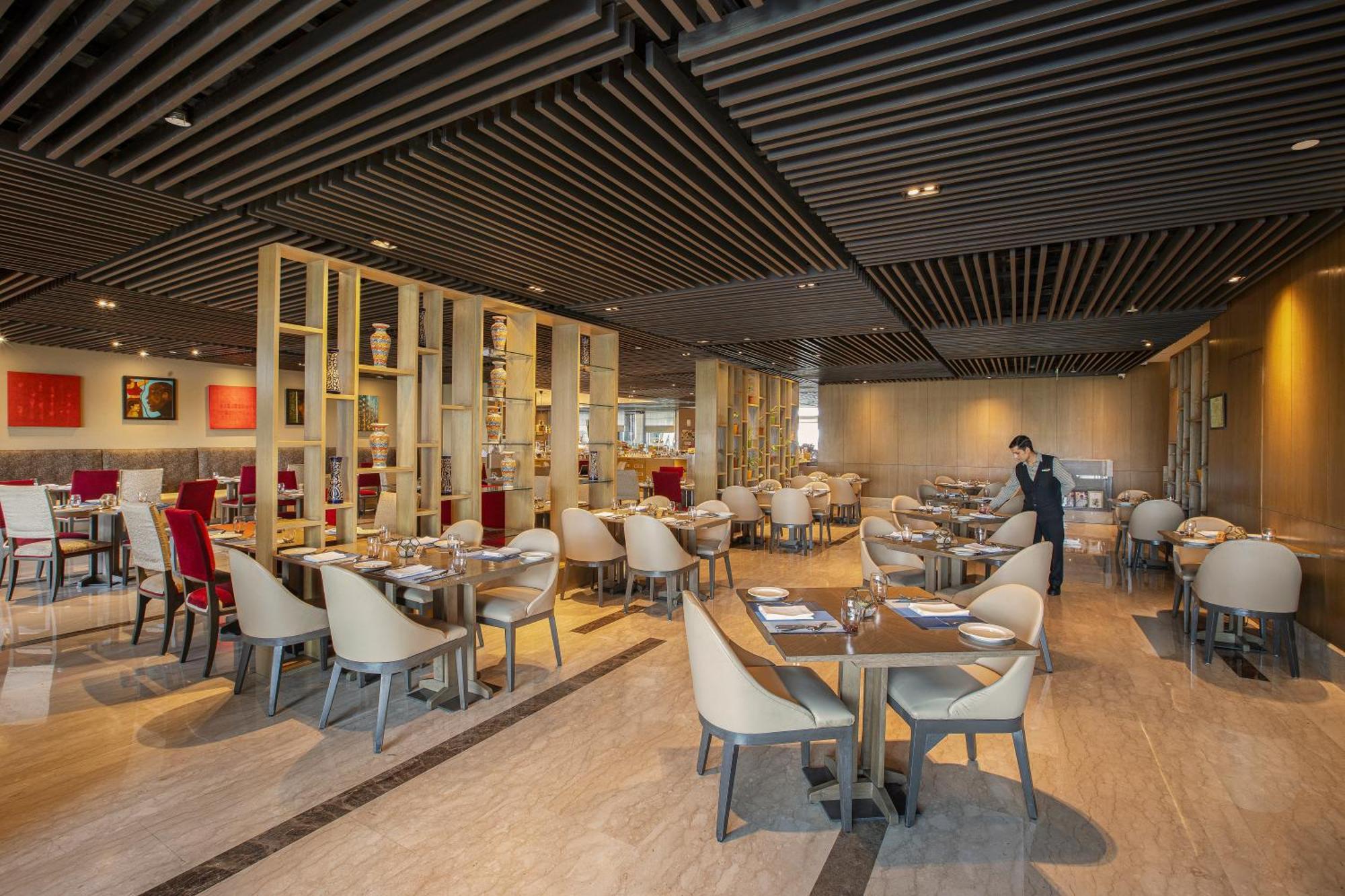 The Leela Ambience Convention Hotel Delhi Nova Deli Exterior foto The restaurant