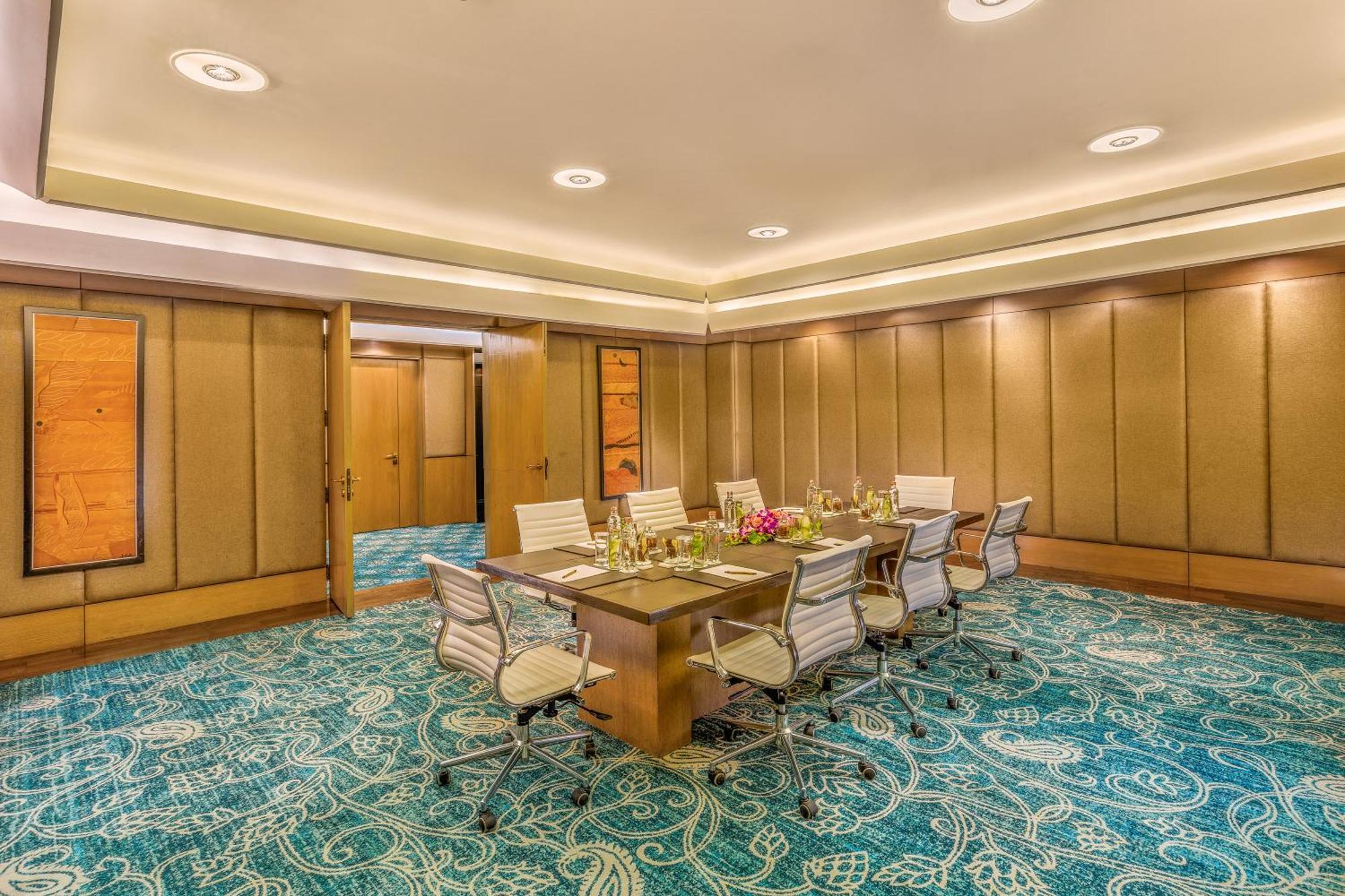 The Leela Ambience Convention Hotel Delhi Nova Deli Exterior foto Meeting room at the hotel