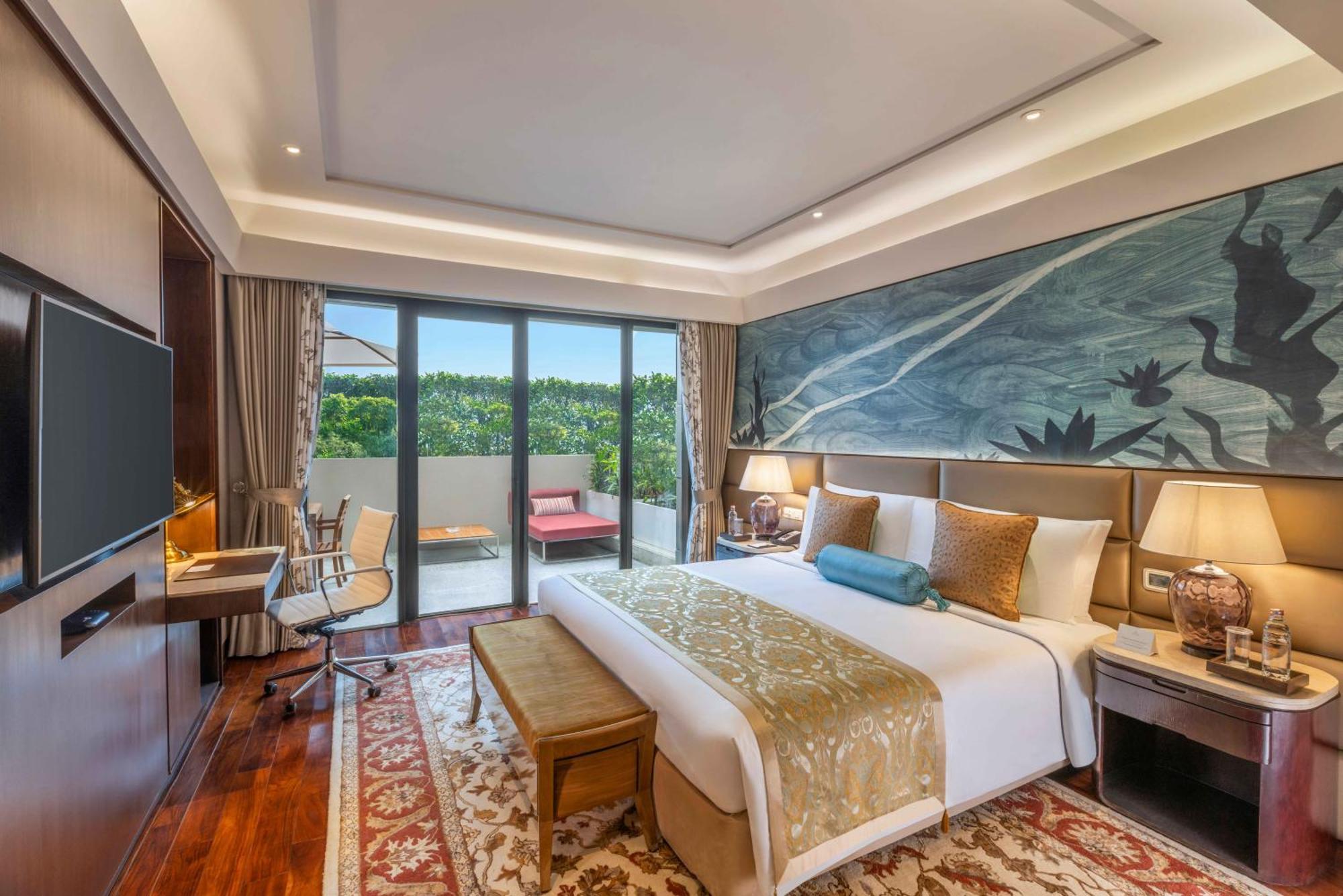 The Leela Ambience Convention Hotel Delhi Nova Deli Exterior foto A bedroom at the hotel
