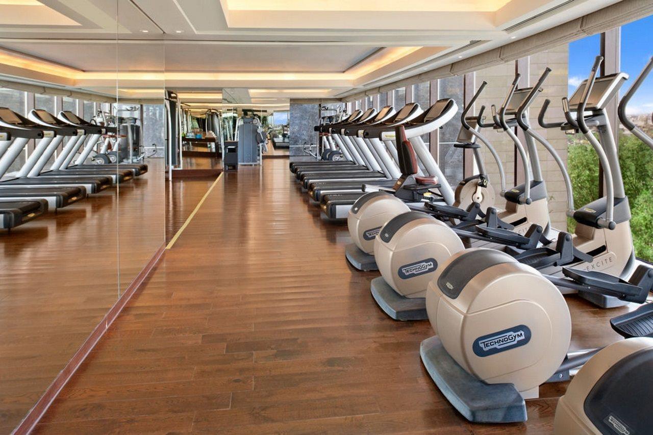 The Leela Ambience Convention Hotel Delhi Nova Deli Exterior foto The gym at the hotel