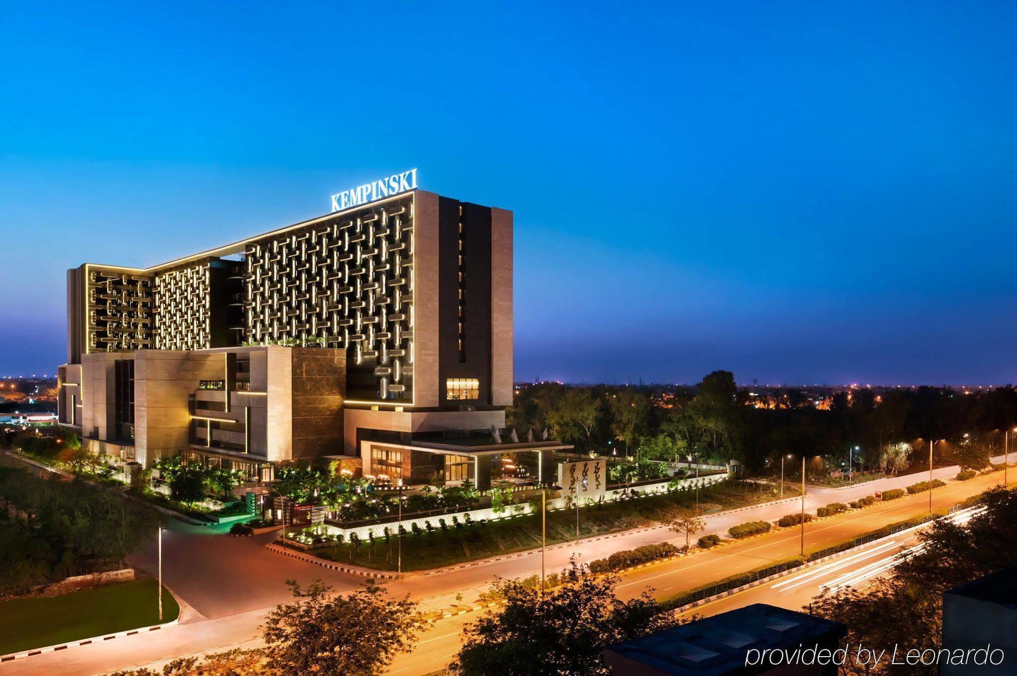 The Leela Ambience Convention Hotel Delhi Nova Deli Exterior foto