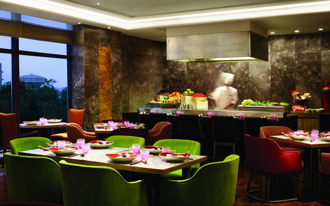 The Leela Ambience Convention Hotel Delhi Nova Deli Exterior foto The restaurant